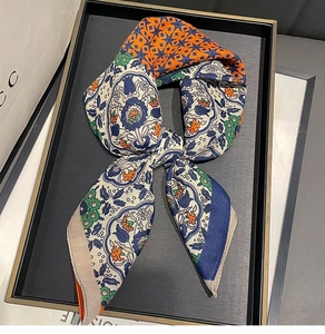 Gros plan détaillé sur le motif floral rétro et géométrique d'un foulard carré de luxe