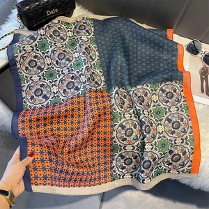 Détail d'un foulard carré vintage avec motifs géométriques, surpiqûres et tissu léger