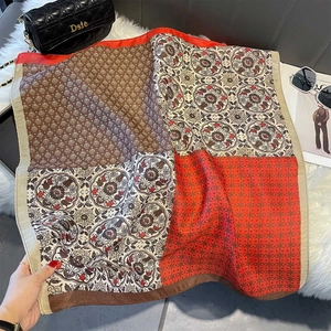 Détail du foulard en soie à motifs géométriques, mandalas bohèmes et accessoires de luxe
