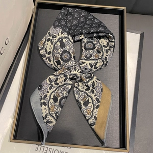 Écharpe en soie vintage à imprimé géométrique bleu foncé et doré avec motif baroque