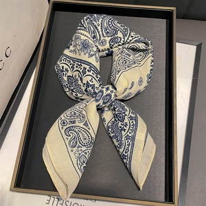 Élégant foulard fleuri cachemire avec motif géométrique vintage en bleu marine et beige