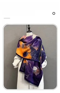 Détails de l'écharpe en imitation cachemire avec motif lotus jacquard et bords à franges