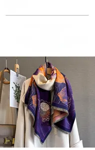 Détail d'une écharpe en imitation cachemire avec motif lotus à l'encre et franges