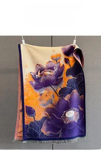 Détail de l'écharpe en jacquard de lotus aux tons violet orange et bords frangés