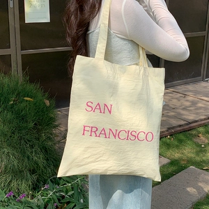 Borsa tote in nylon beige con stampa San Francisco rosa e tracolle lunghe e minimaliste