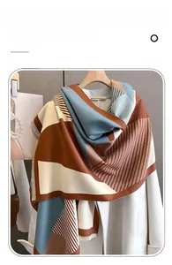 Détail d'une écharpe en imitation cachemire avec blocs de couleur et bords à franges