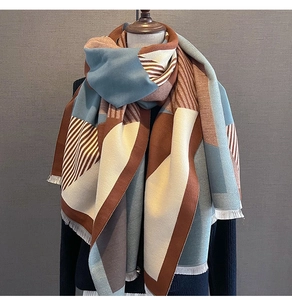 Détail d'une écharpe en maille à rayures géométriques avec texture douce et franges fines