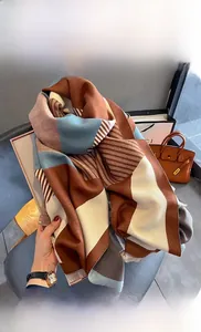Vue détaillée des motifs jacquard et des franges sur une écharpe d'hiver épaisse