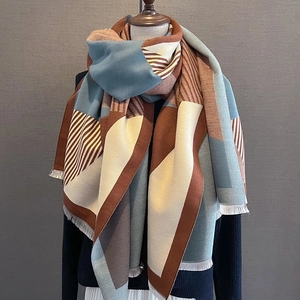 Écharpe tricotée à motifs géométriques et rayures colorées avec franges blanches