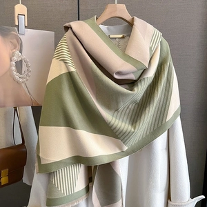 Écharpe épaisse en tricot géométrique rayée vert sauge et crème pour l'hiver