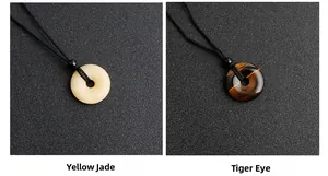 Dettagli dei ciondoli a ciambella in giada gialla e occhio di tigre con cordini neri
