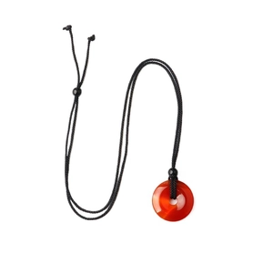 Collana con pendente a ciambella in corniola rossa naturale e cordoncino nero regolabile