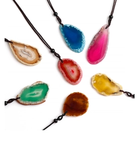Détail de sept pendentifs en tranche d'agate naturelle colorée avec cordons tressés