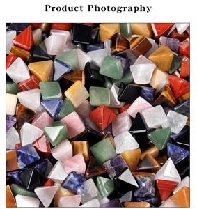 Macro-opname van diverse 20mm natuursteen piramides inclusief amethist en rozenkwarts