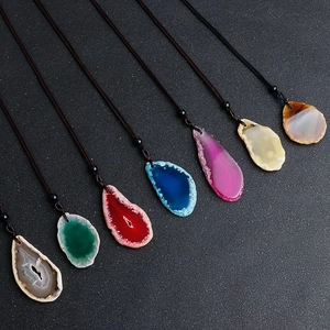 Pendentifs en tranches d'agate naturelle de couleurs variées avec cordons tissés