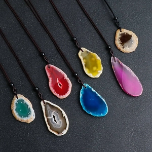 Colliers avec pendentifs en tranches d'agate naturelle colorées et textures cristallines