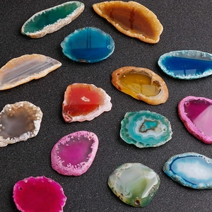 Pendentifs colorés en agate naturelle de formes irrégulières pour la création de colliers