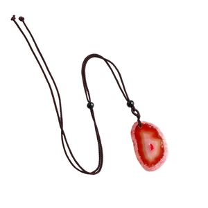 Collier avec pendentif en tranche d'agate naturelle colorée et cordon marron ajustable