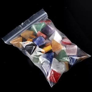 Natuurlijke edelsteen piramides en kubussen met amethist en kwarts op zwarte basis