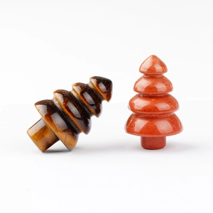 Piedras pulidas de ojo de tigre y jaspe rojo talladas como mini árboles de Navidad