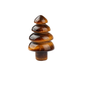 Árbol de Navidad de piedra ojo de tigre natural pulida sobre un fondo blanco puro