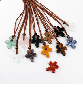 Divers pendentifs fleurs en pierre naturelle avec colliers en corde cirée de plusieurs couleurs