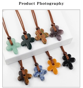 Détail des pendentifs fleurs en pierres naturelles avec cordons tressés marron