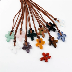 Colliers fleurs en pierre naturelle améthyste et quartz avec cordon en cuir
