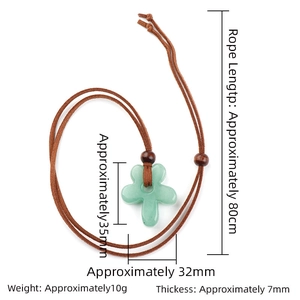 Collier avec pendentif fleur en aventurine verte naturelle et cordon marron ajustable