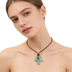 Collier fleur en pierre verte avec cordon marron et perle en bois sur mannequin