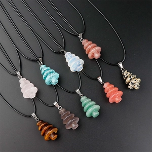 Pendentifs sapin de Noël en aventurine et pierres naturelles avec cordons noirs