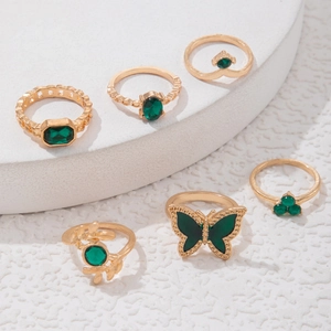 Detailansicht des 6-teiligen Vintage-Goldring-Sets mit Smaragd-Imitaten und Schmetterlingen