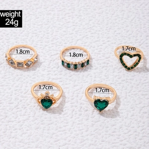 Detailansicht des 5-teiligen Vintage-Ringsets mit smaragdgrünen Herz- und Zirkonasteinen