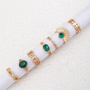 Detail von 6-teiligem Vintage-Goldring-Set mit Smaragden und Boho-Herz-Schlangen-Designs