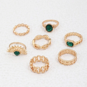 Nahaufnahme des 7-teiligen Vintage-Ring-Sets mit smaragdgrünen Steinen und Herzmotiven