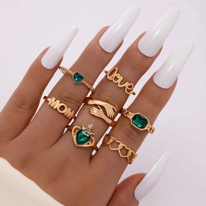 Detailansicht des 7-teiligen Goldring-Sets mit Herz-Smaragd und Love MOM Designs