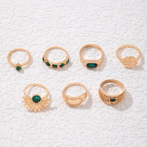 Flachbild von Vintage Gold-Ring-Set mit grünen Edelstein-Imitaten und Herz-Motiv-Design