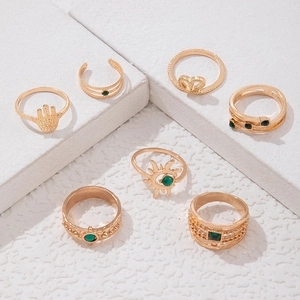Detailansicht des 7-teiligen Goldring-Sets mit Sonne, Mond und grünen künstlichen Smaragden