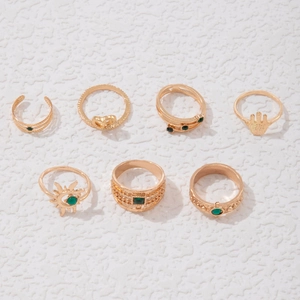 Detailansicht des 7-teiligen Boho-Ring-Sets in Gold mit grünen Steinen und Hamsa-Motiven