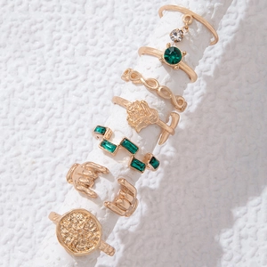 Detailansicht eines 7-teiligen Vintage-Goldring-Sets mit Smaragden und Blumenmotiven