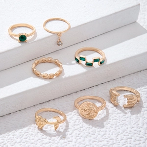 Detail eines 7-teiligen Vintage-Ring-Sets in Gold mit Smaragden und Blumenmotiven