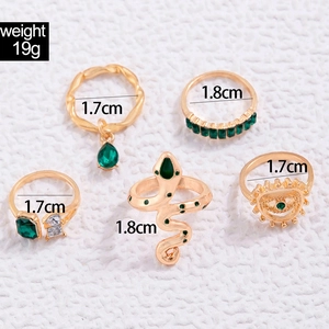 Detailsicht des 5er-Sets Goldringe mit grünen Steinen und 1,7 cm bis 1,8 cm Durchmesser