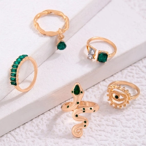 Detailansicht des 5-teiligen Gold-Ring-Sets mit smaragdgrünen Steinen und Schlangendesign