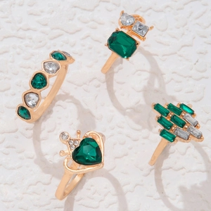 Details des Vintage-Ring-Sets in Gold mit smaragdgrünen Steinen und Kristall-Herz-Designs