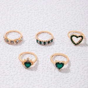 Fünfteiliges Vintage Goldring-Set mit smaragdgrünen Edelsteinen und Herz-Kronen-Designs