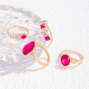 Details des 4er-Ring-Sets in Gold mit rosaroten Edelsteinen und Kristallakzenten
