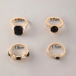 Detailansicht des goldenen Ringsets mit Anzeige der Innendurchmesser von 1,7 cm und 1,8 cm