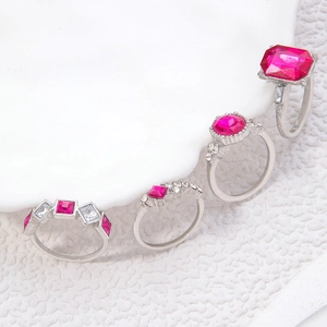 Detailaufnahme des silbernen Ringsets mit magentafarbenen geometrischen Edelsteinen