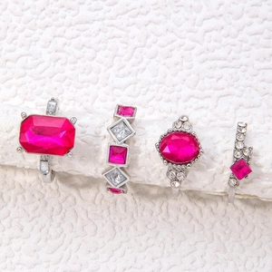 Detailansicht des 4-teiligen Silberring-Sets mit pinkfarbenen und weißen Edelsteinen