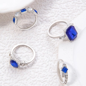 Detailansicht eines vierteiligen Silberring-Sets mit tiefblauen und klaren Edelsteinen
